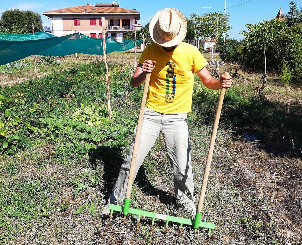 coltivare la terra con la grelinette lavorazione con la grelinette. Foto Ruben
