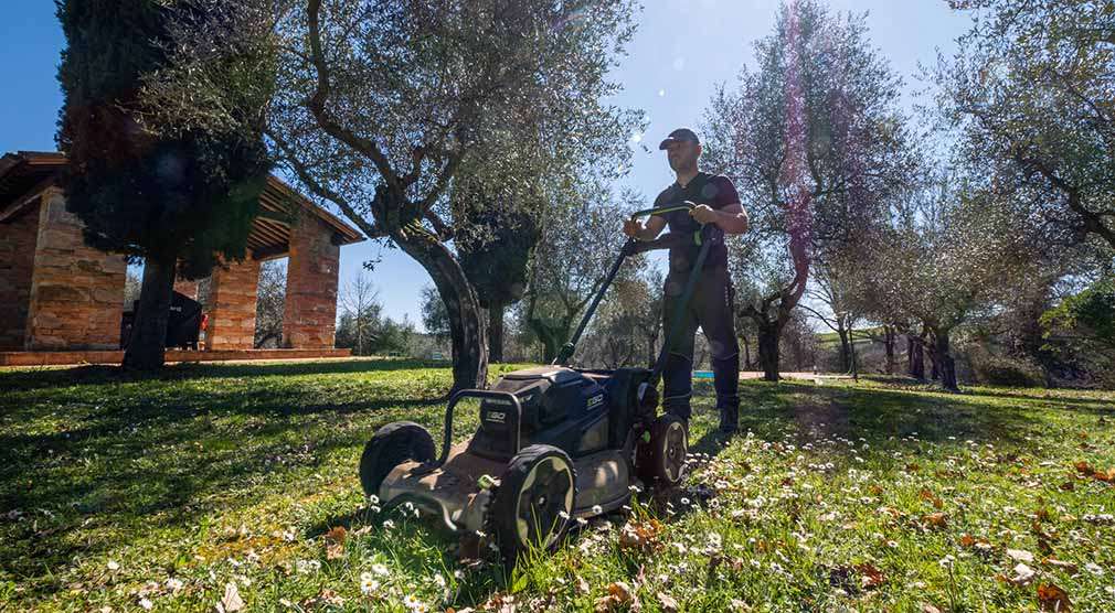 tosaerba Ego Power Plus in azione tagliare l'erba in un giardino