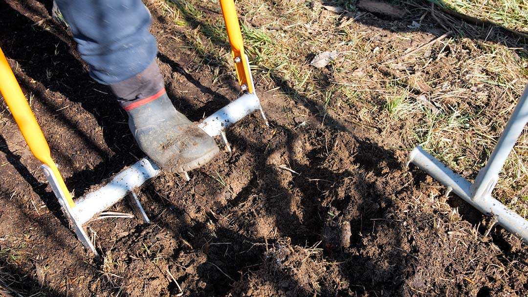 usare la broadfork per lavorare il terreno
