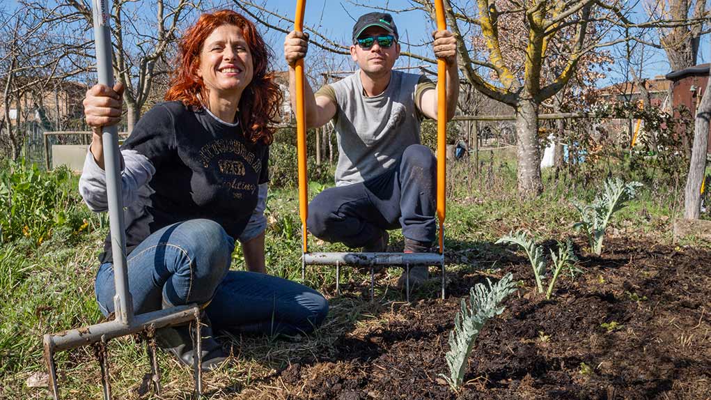 coltivare l'orto e preparare la terra con la broadfork